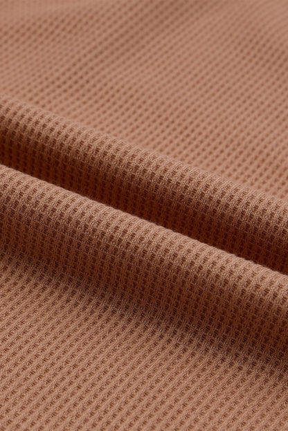 Top de talla grande con mangas con volantes y estampado animal de punto gofre de color caqui 