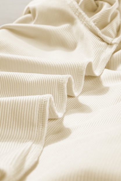 Chemisier beige en velours côtelé à volants et manches volantées