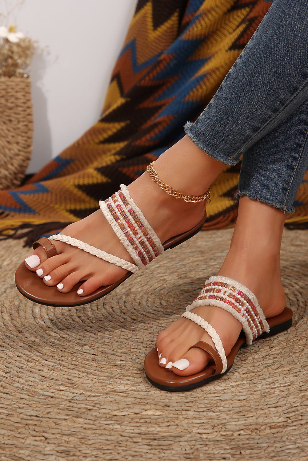 Chaussons tongs à lanières tressées brodées de perles blanches