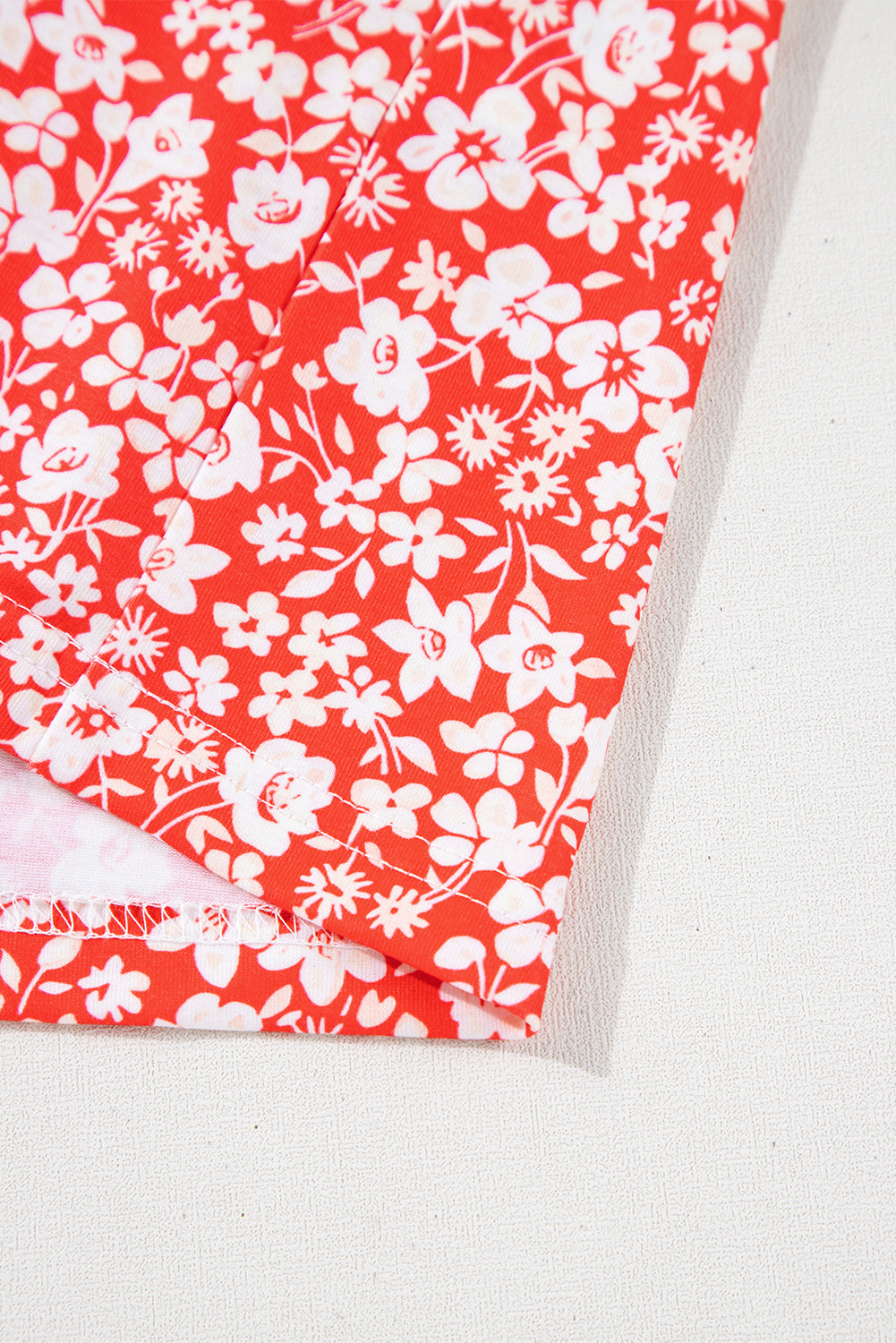 Chemisier rouge à fleurs grande taille, col en V, manches évasées et bracelet