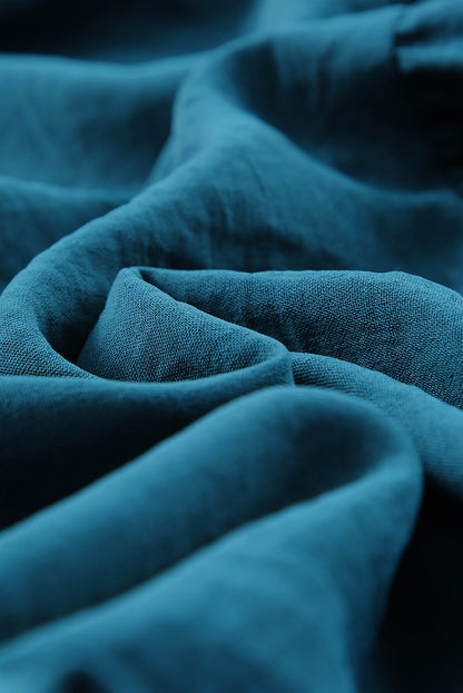 Mini-robe à volants, col en V et dos froncé