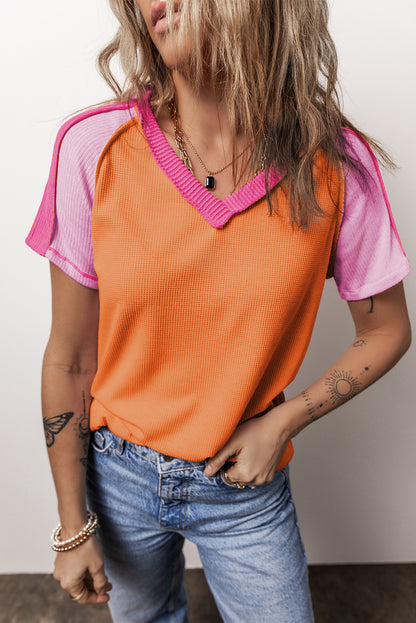 T-shirt col V en maille orange à coutures apparentes