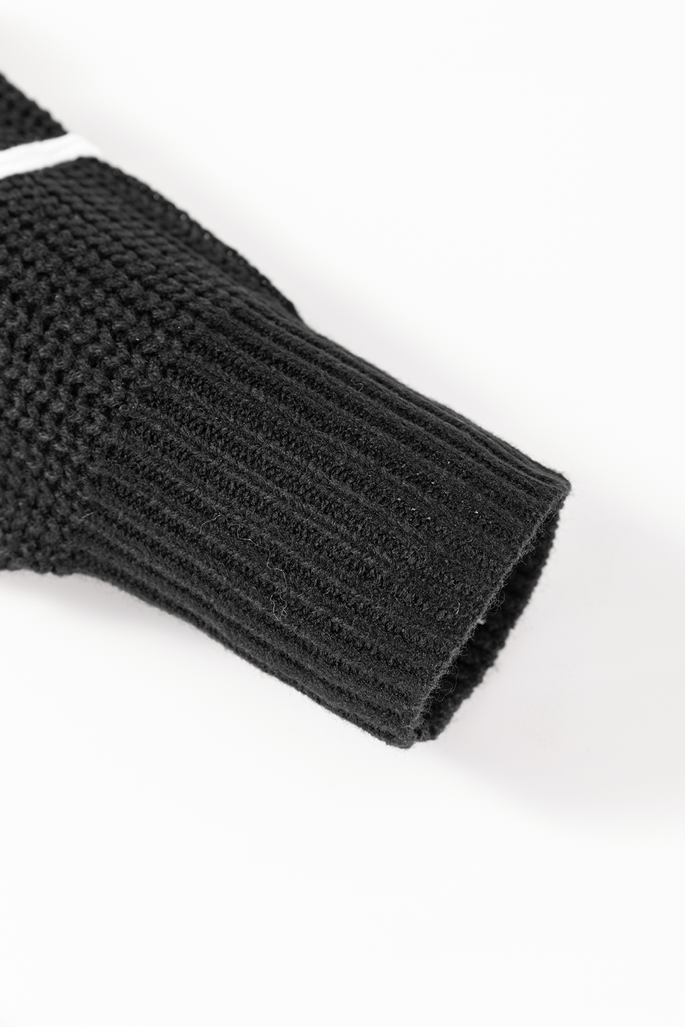 Cardigan ouvert sur le devant à épaules tombantes et broderies de fleurs noires