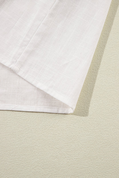 Chemise blanche à manches bouffantes brodées de fleurs