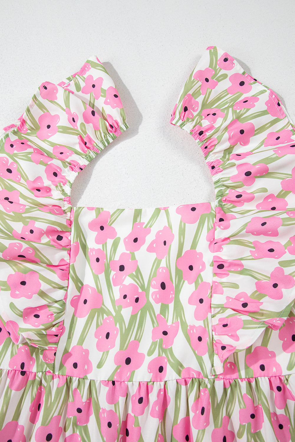 Robe longue rose à imprimé floral, col carré et bretelles à volants