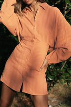 Minivestido con cintura ceñida y parte delantera con botones texturizados marrón 