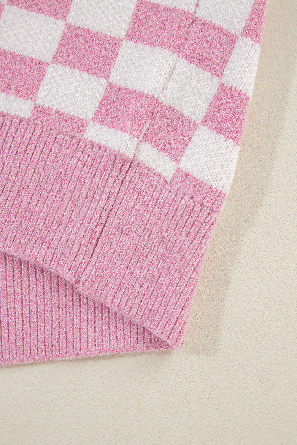 Pull rose à carreaux et boutons, col en V, épaules tombantes