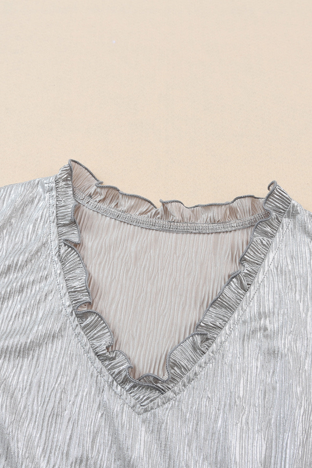 Blusa arrugada metalizada con cuello en V y volantes caqui 