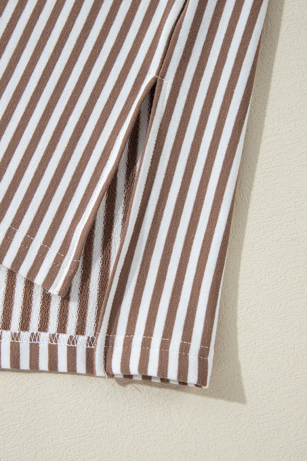 T-shirt grande taille à rayures kaki et manches courtes