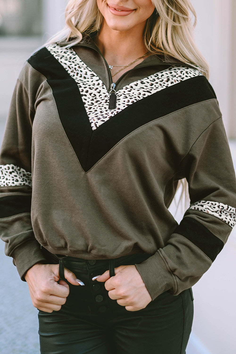 Sweat-shirt zippé à imprimé léopard vert contrasté