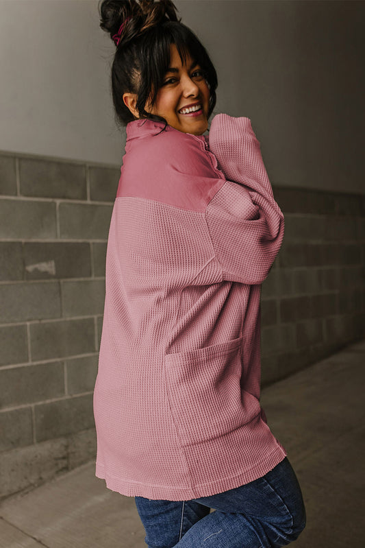 Haut ample rose gaufré à manches longues et col demi-boutonné