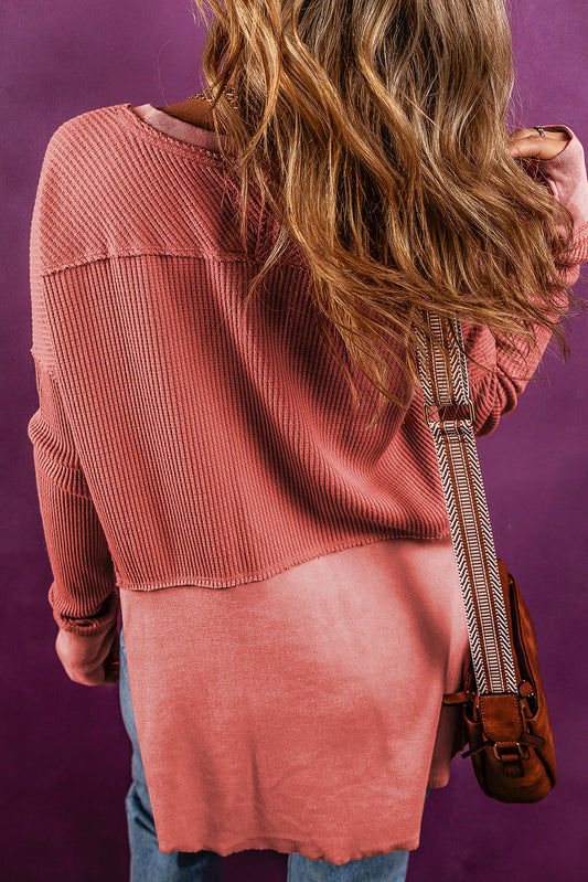 Haut patchwork en maille gaufrée à coutures apparentes et col fendu rouge minéral 