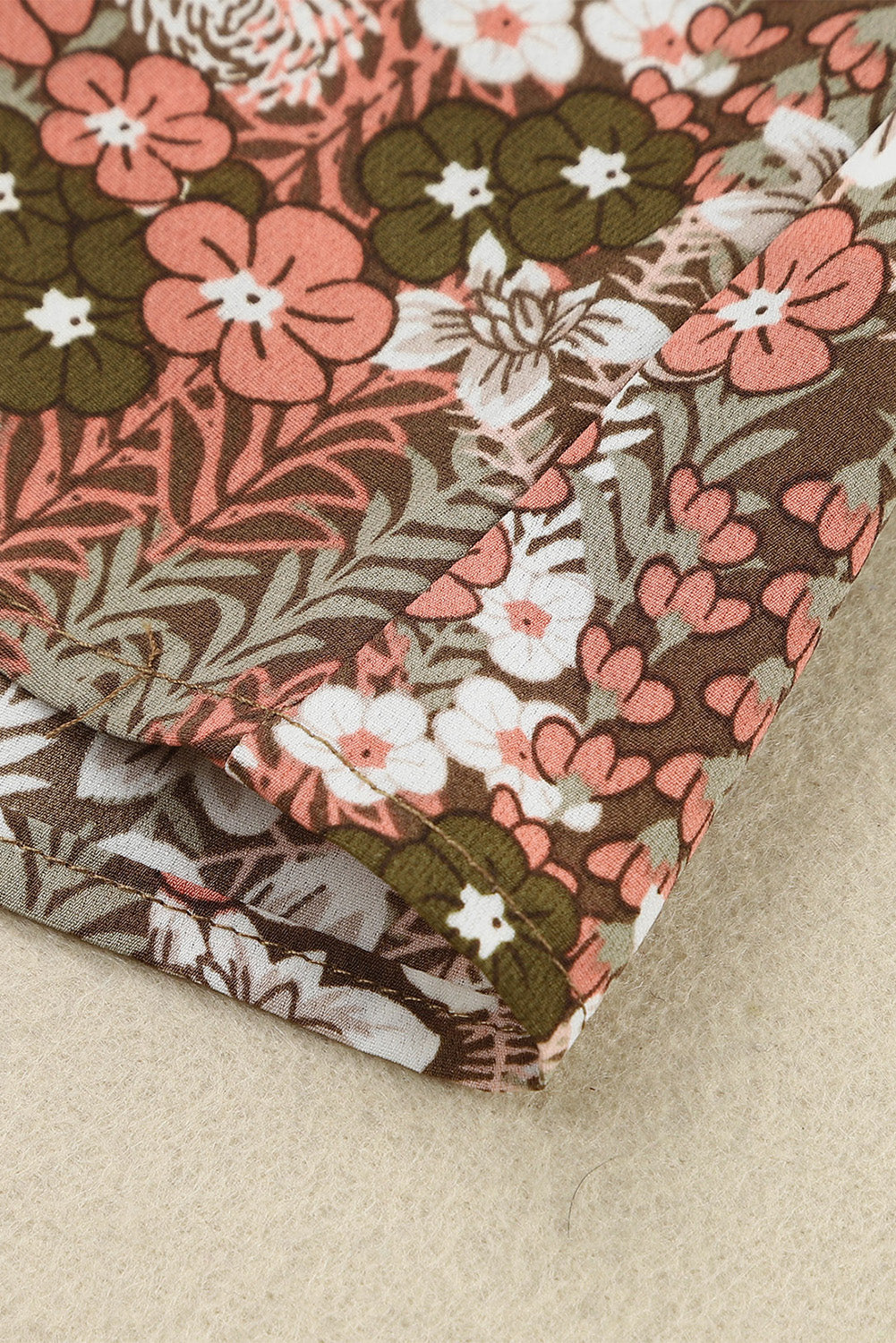 Blusa con botones y cuello en V con estampado floral 