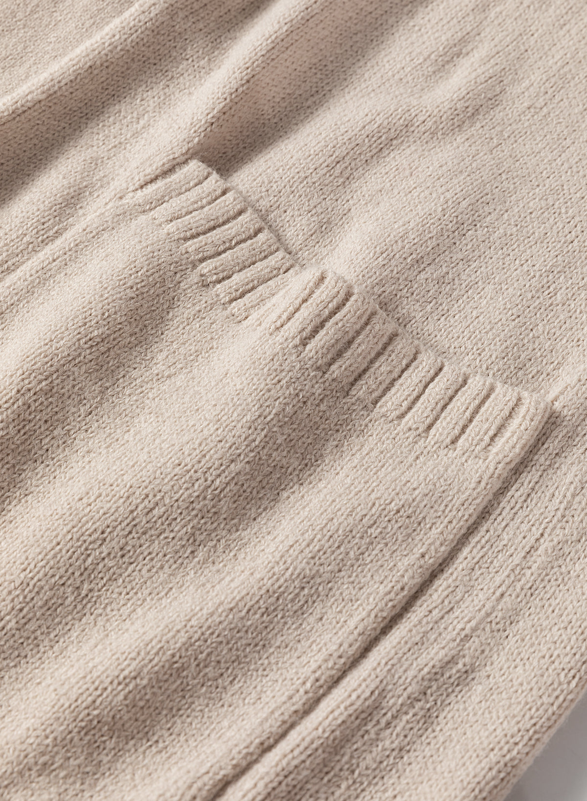 Cardigan long en maille beige ouvert sur le devant avec poches latérales