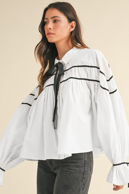 Chemise à manches bouffantes et volants avec col et nœud papillon en ruban passepoilé blanc et noir