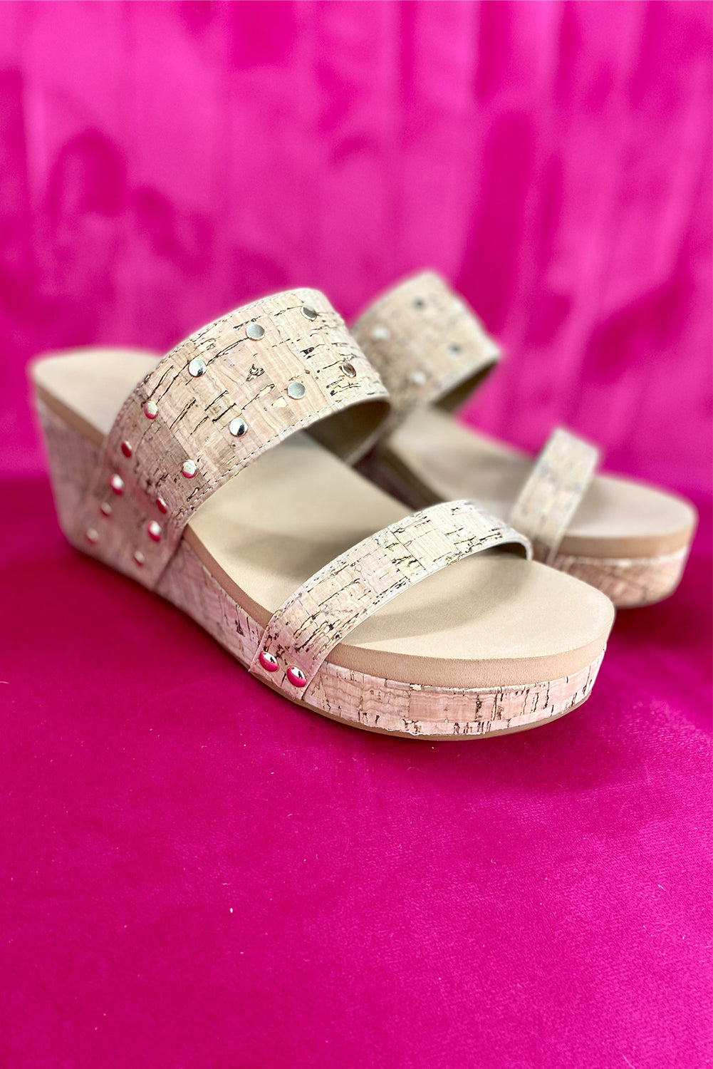 Chaussons compensés à double bride et rivets camel