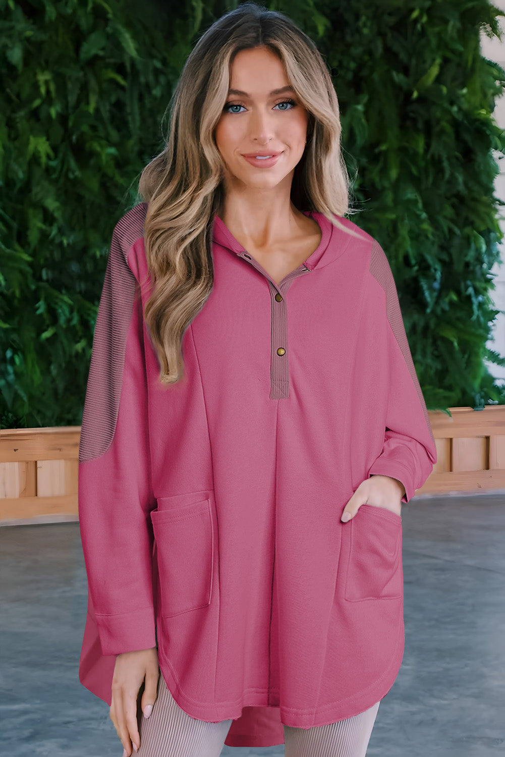 Sweat à capuche Henley surdimensionné avec poches latérales et patchwork de roses