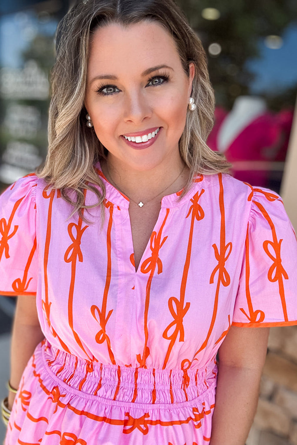 Robe grande taille à volants et taille cintrée avec nœud rose