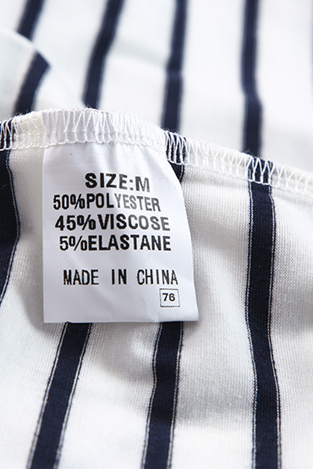 Haut à manches longues boutonné à volants et imprimé rayé