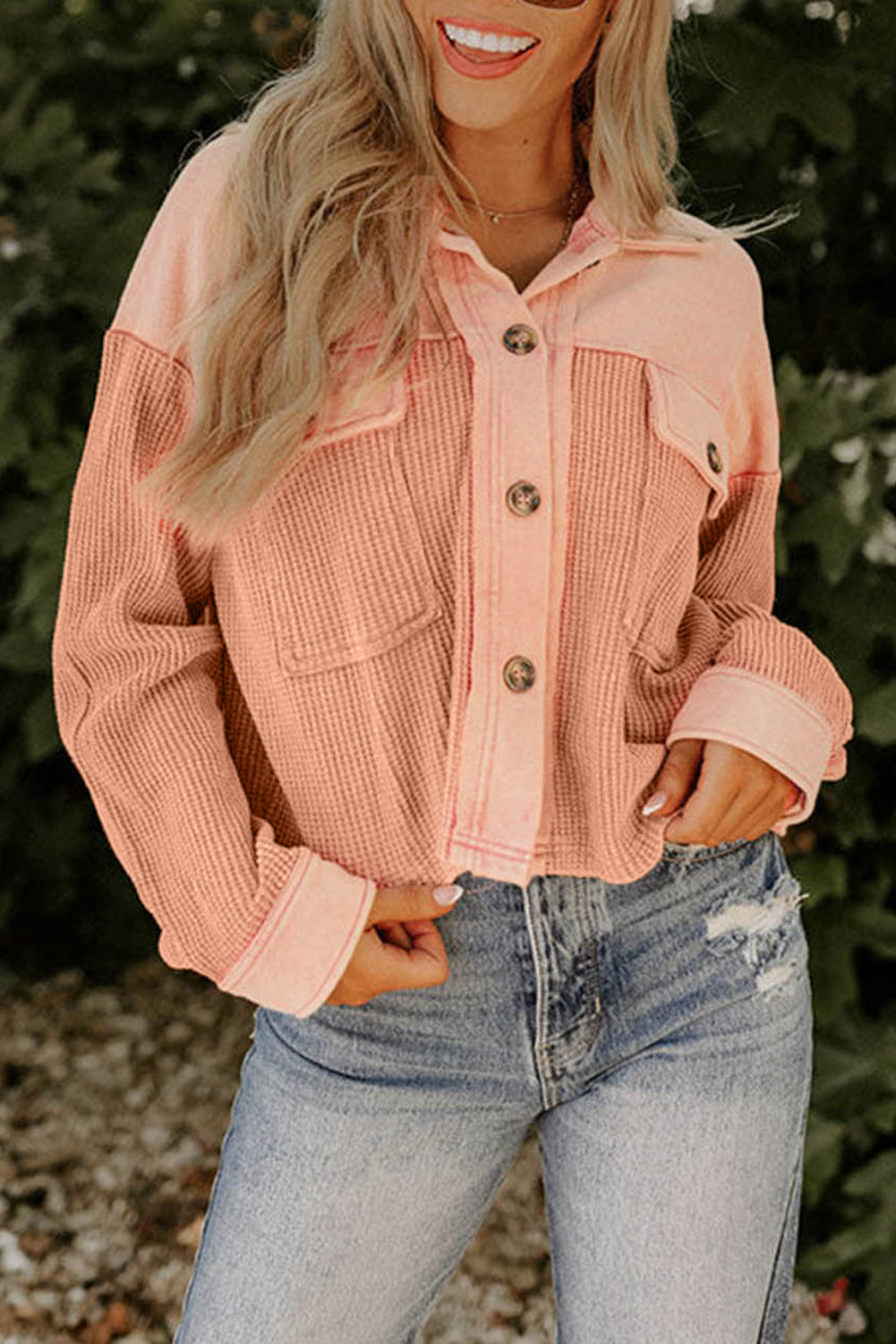 Veste courte en tricot gaufré texturé orange avec poches poitrine 