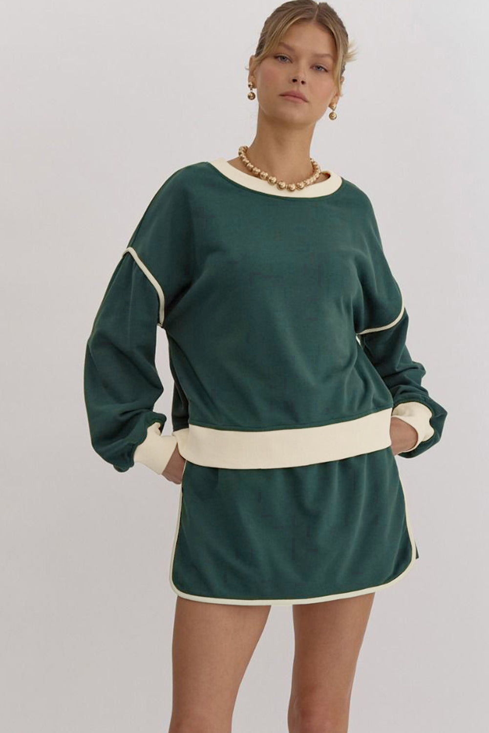 Ensemble pull ample à contraste de couleurs Evergreen et jupe-short à lacets à la taille