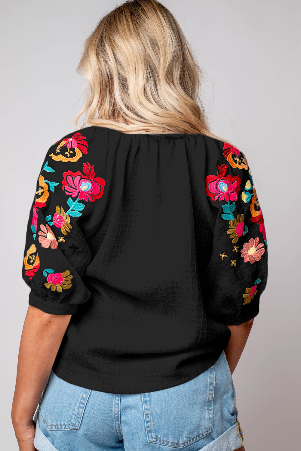Chemisier texturé à manches bouffantes et broderie florale noire