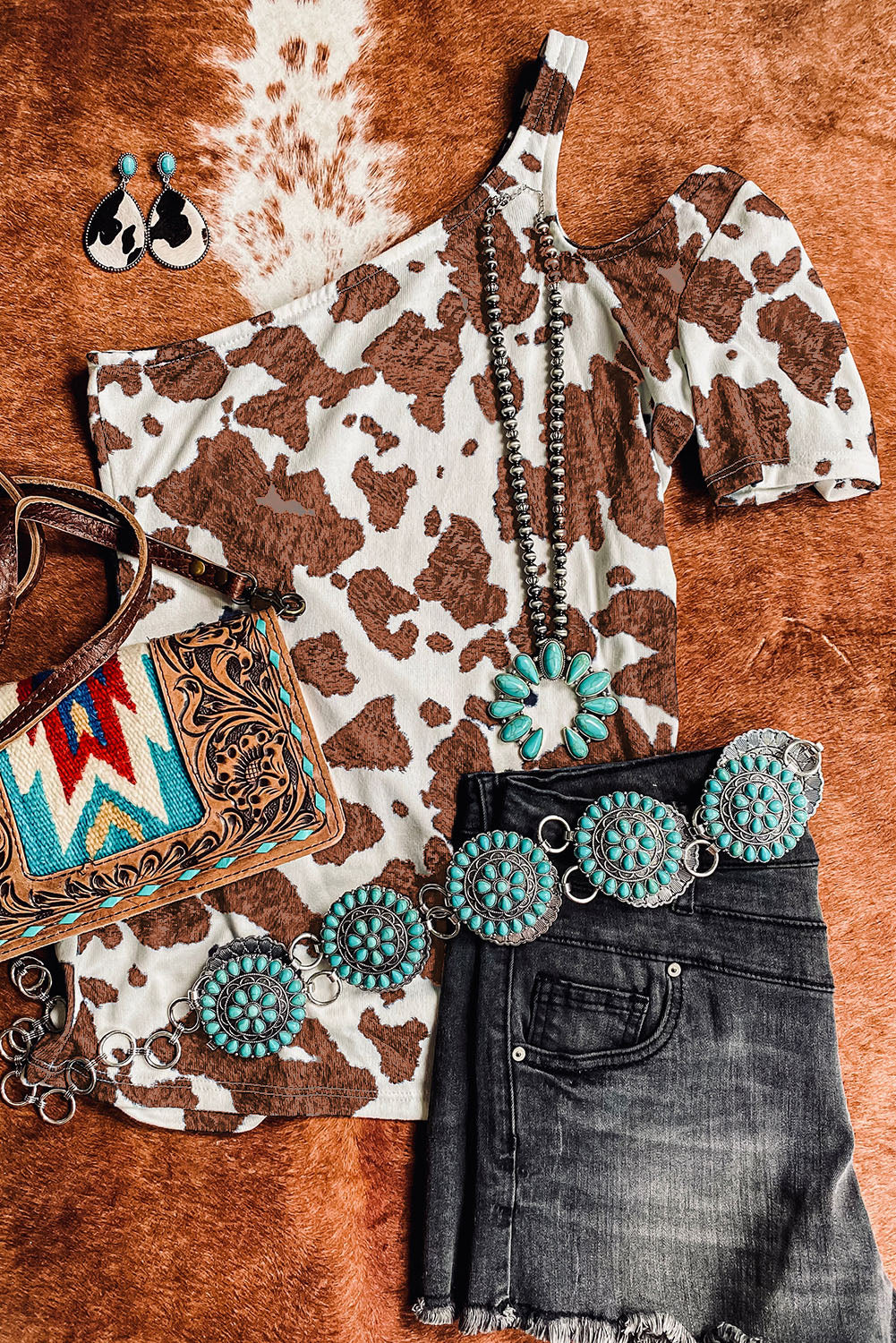 Top de manga corta con abertura y estampado de vaca de un hombro 