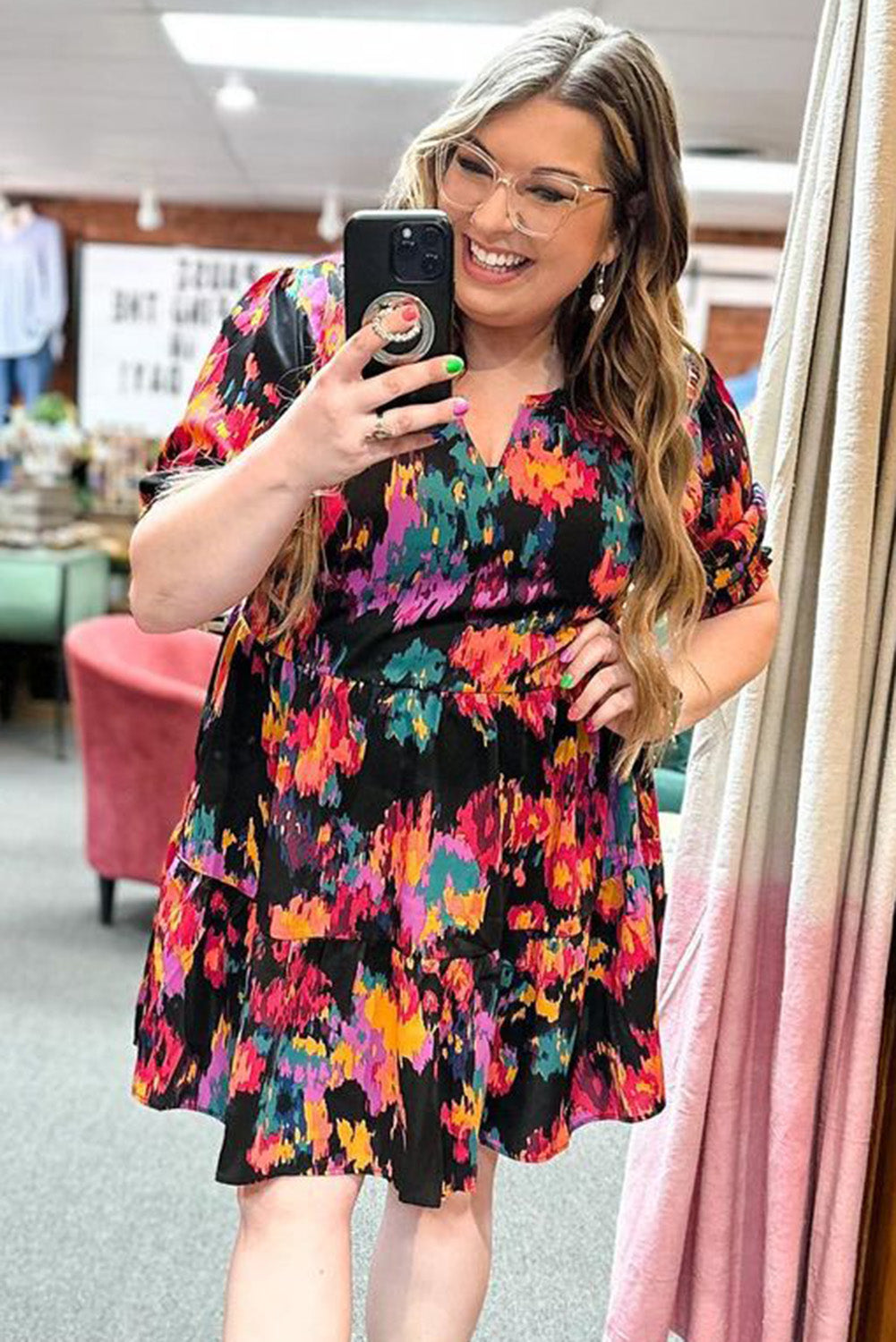 Blusa con mangas abullonadas y cuello en V con estampado de grafiti 