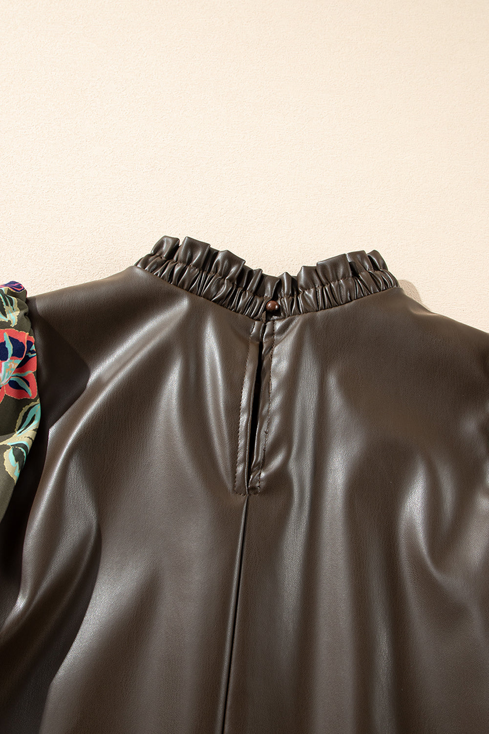 Chemisier à col rond et volants en similicuir à motif floral trèfle à quatre feuilles, manches bouffantes et patchwork