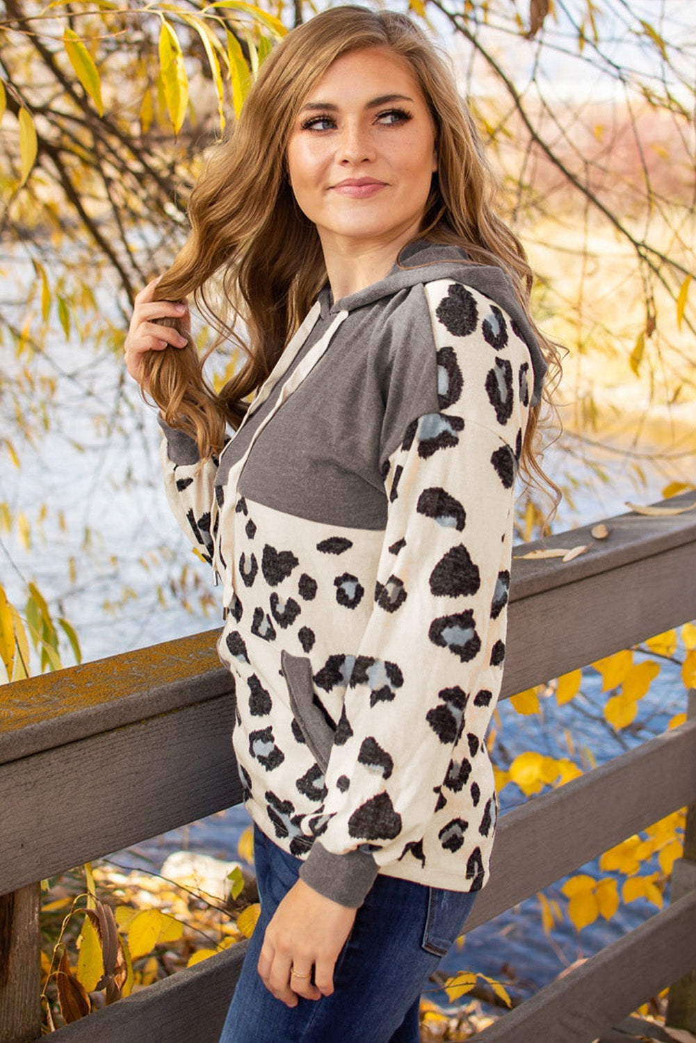 Impresión Bloque de color Bolsillos Capucha con cordón