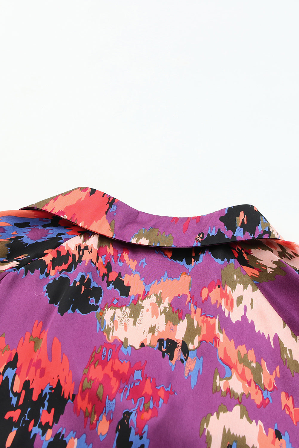 Blusa con mangas abullonadas y cuello en V con estampado de grafiti 