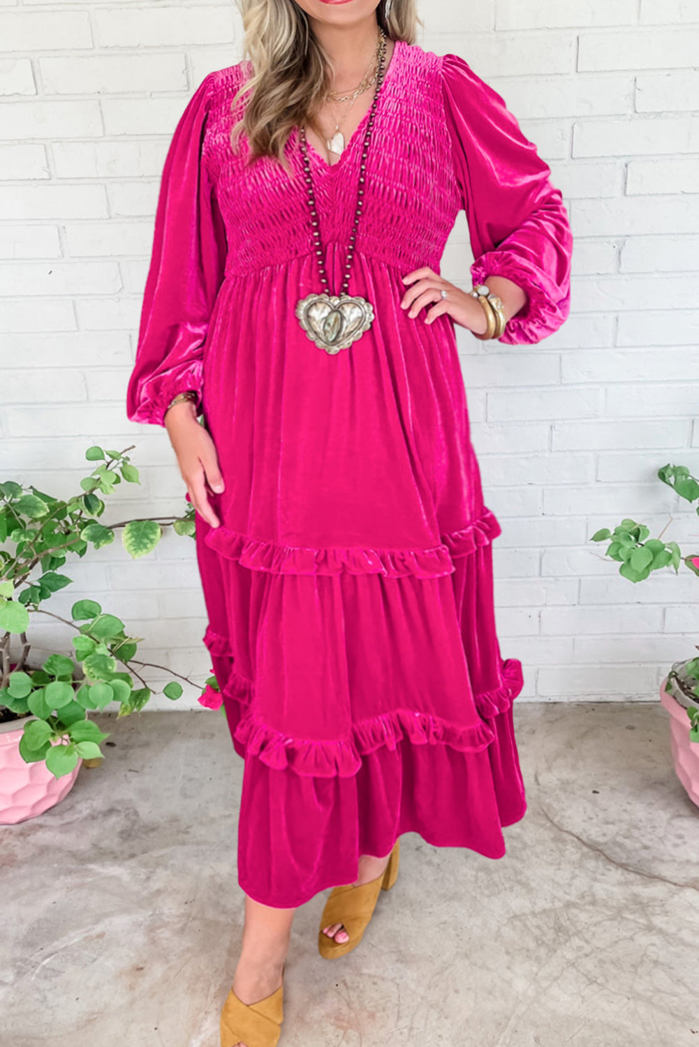 Robe longue en velours rouge rose à col en V froncé et volants à plusieurs niveaux, grande taille