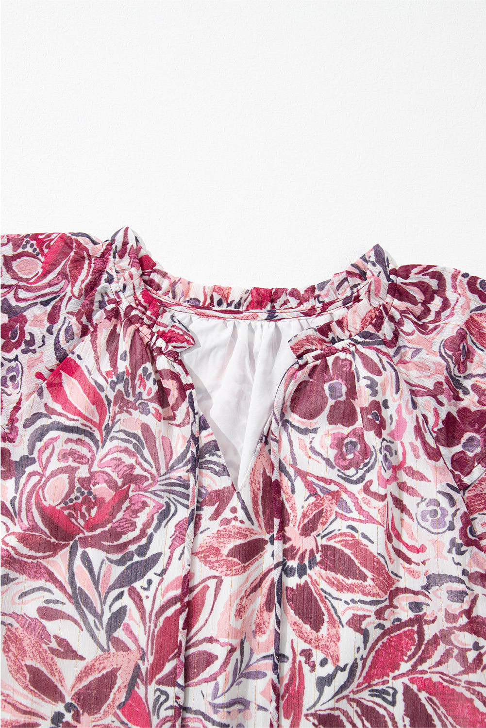 Chemisier blanc à volants et manches courtes, col en V et fleurs