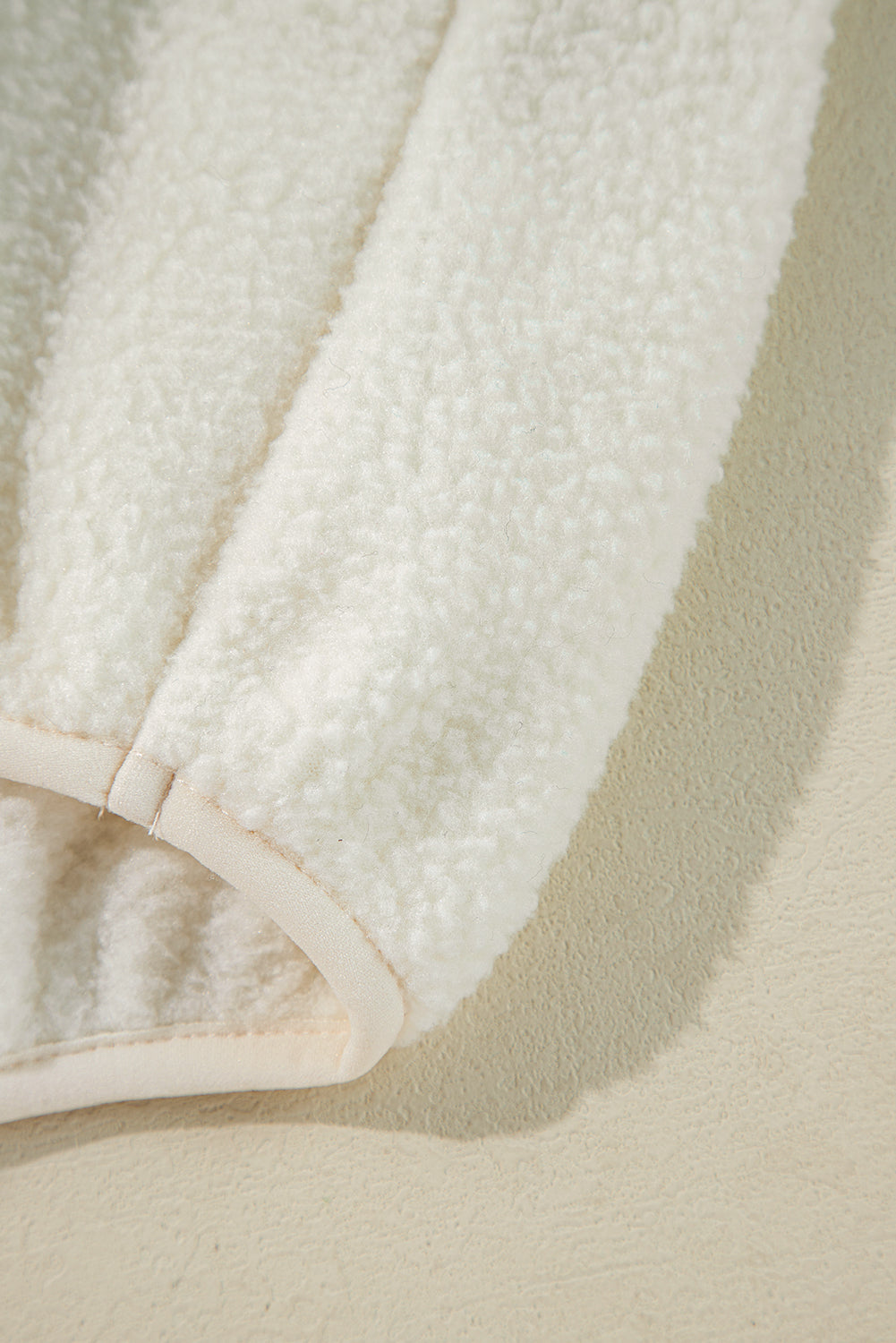 Sweat-shirt blanc en polaire avec patte de boutonnage et col rabattu et épaules tombantes