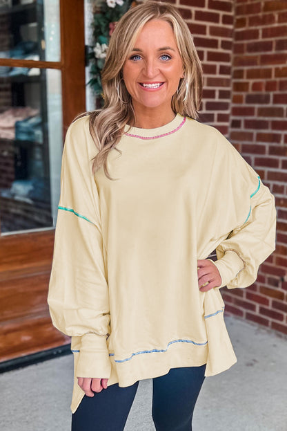 Sweat-shirt ample fendu à coutures contrastées