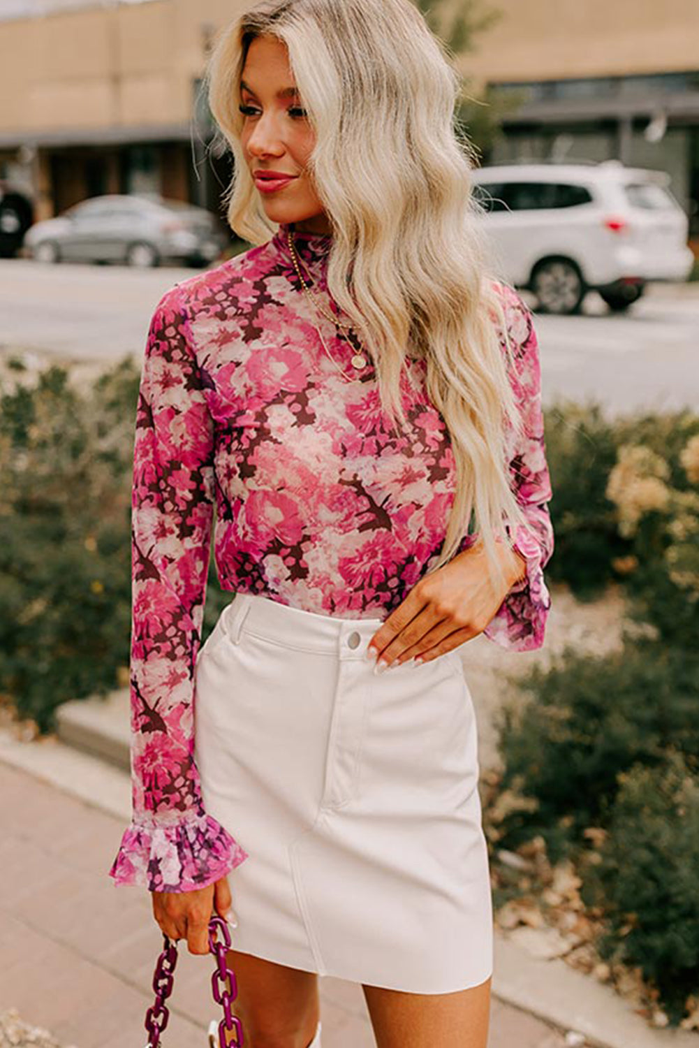 Chemisier à col montant et manches volantées en maille fleurie rose