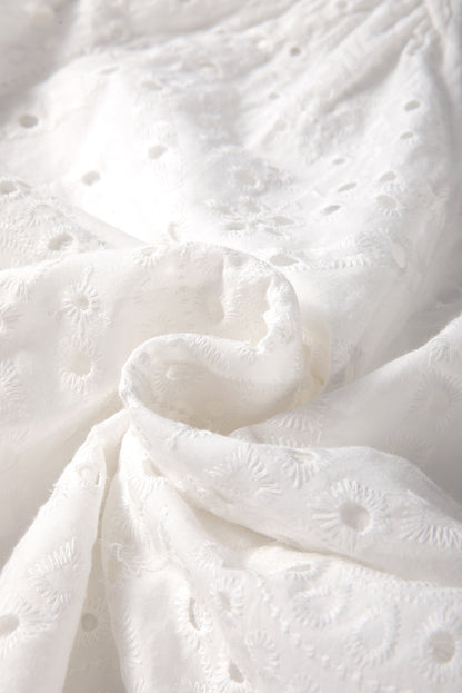 Chemisier blanc à manches bouffantes et col en V brodé à œillets