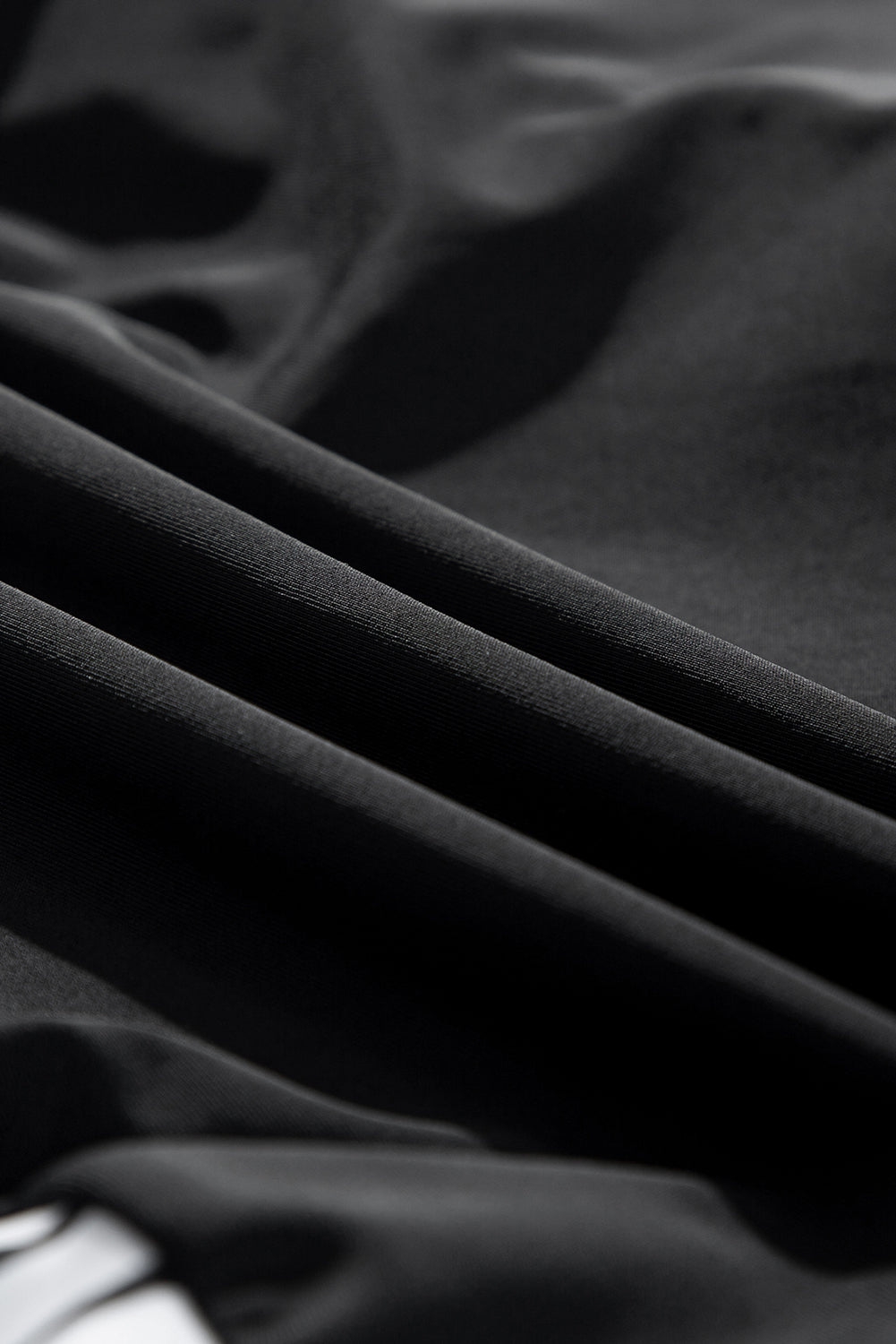 Ensemble tankini à rayures noires et cordon de serrage latéral