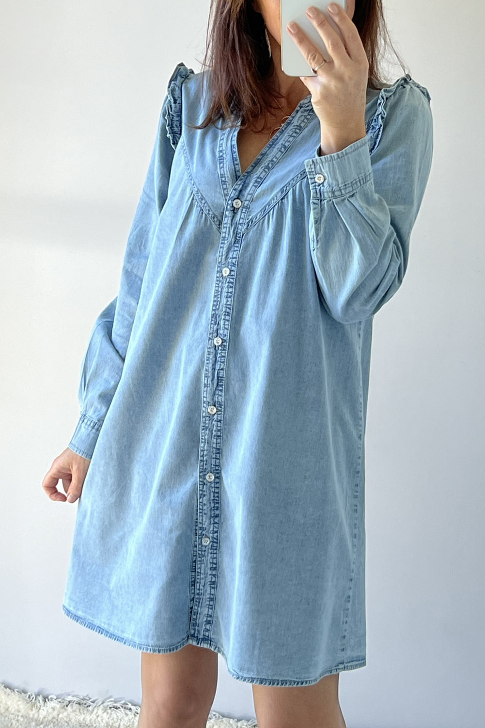 Robe droite en jean boutonnée à col en V et volants Myosotis