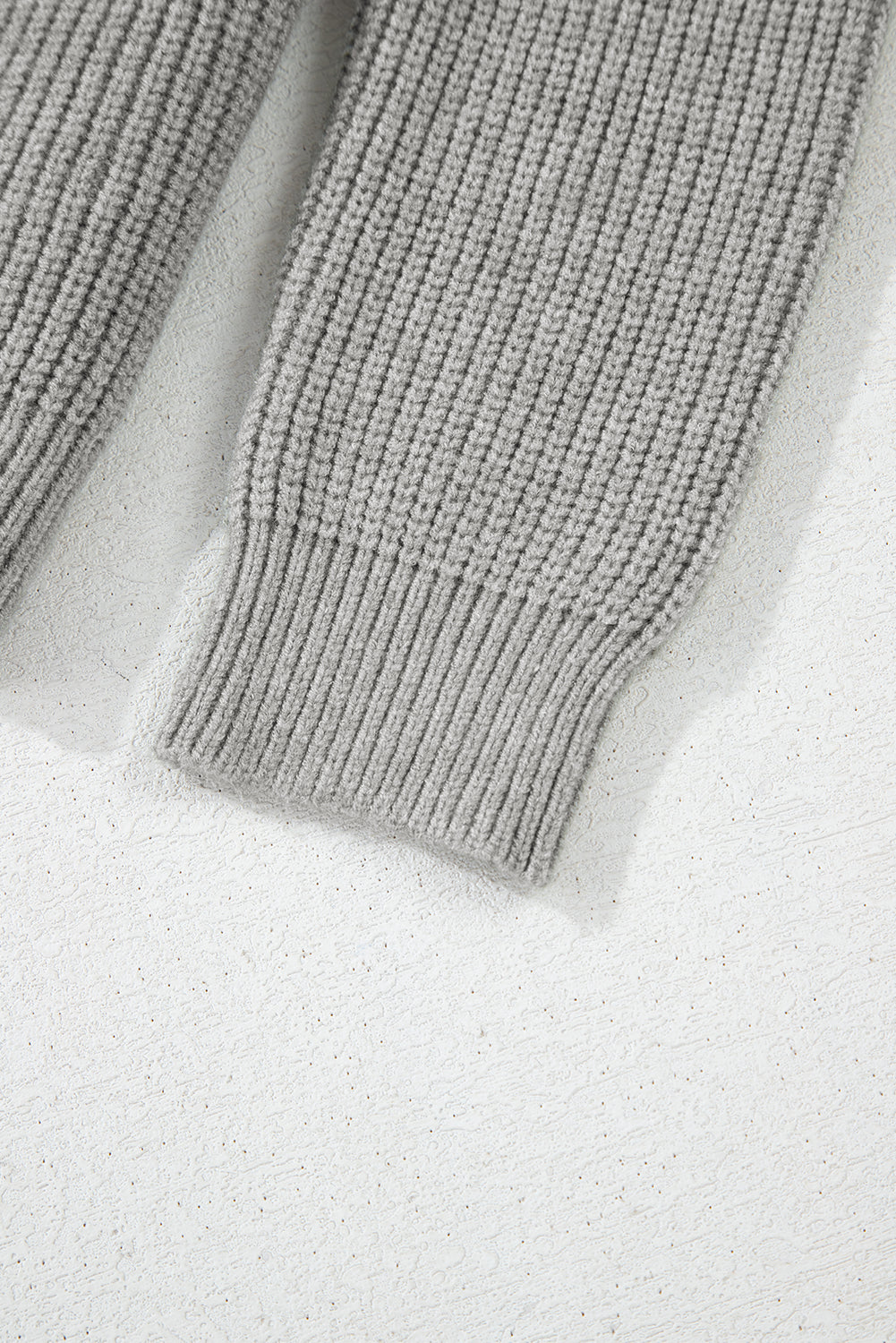 Cardigan boutonné en maille côtelée gris philippin avec nœud sur le devant