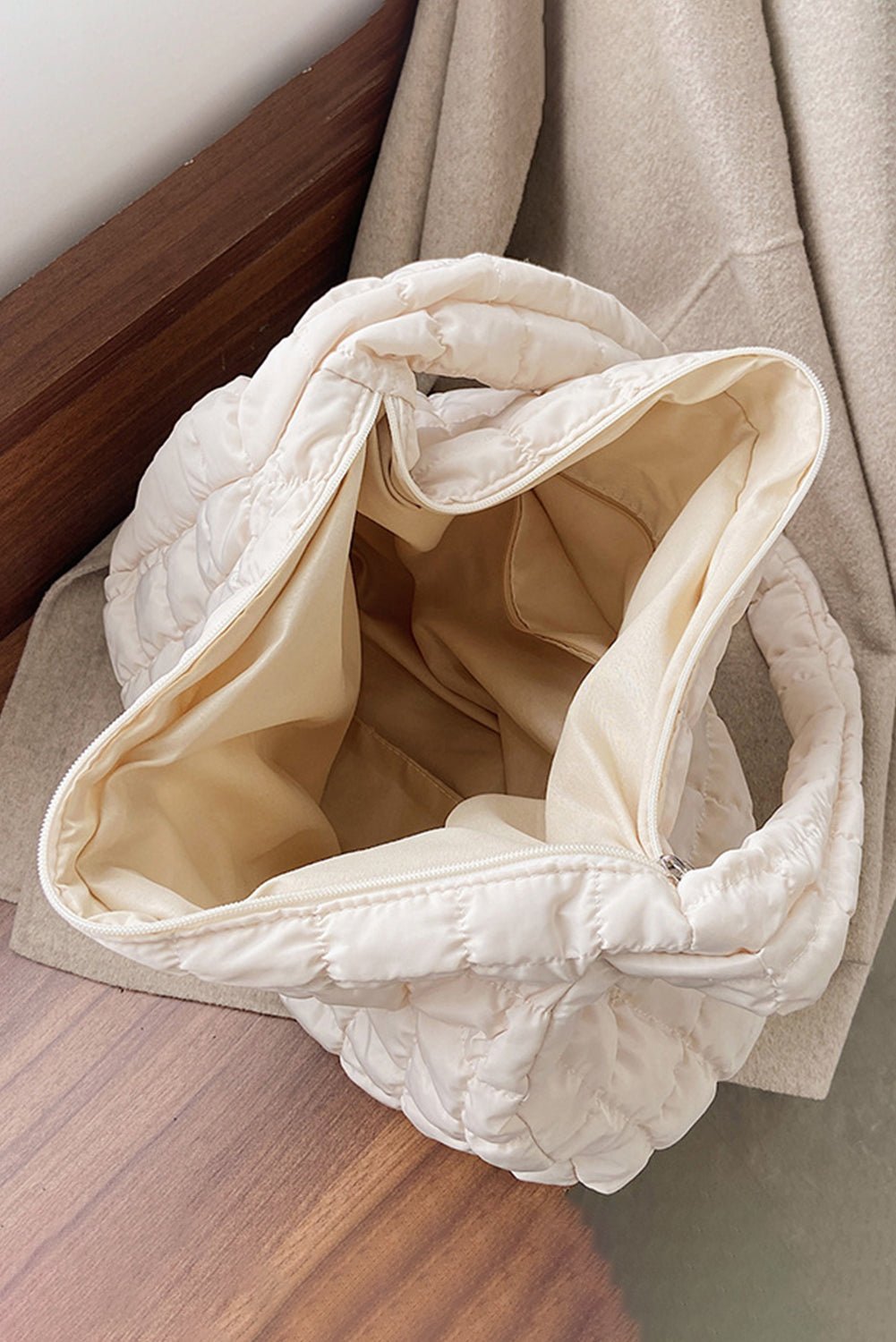 Grand sac à bandoulière matelassé beige clair avec fermeture éclair