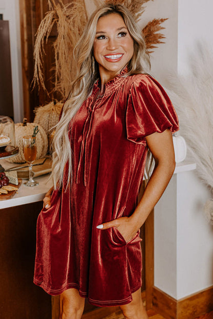 Robe courte droite en velours cannelle à encolure froncée et manches bouffantes