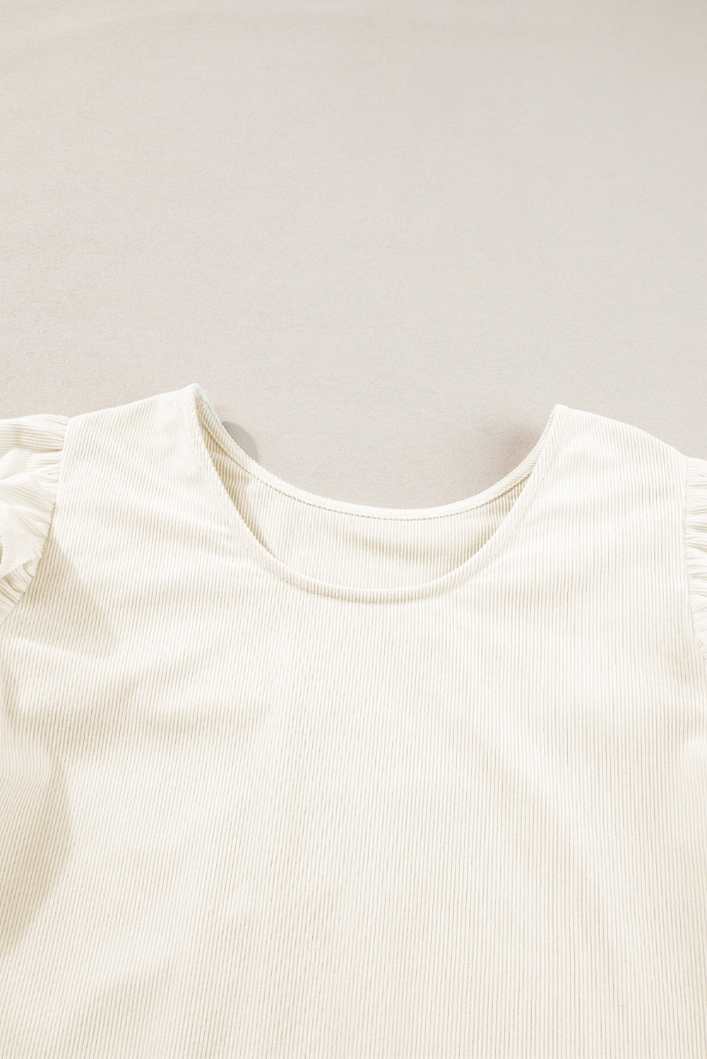 Chemisier beige en velours côtelé à volants et manches volantées