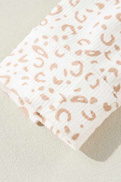 Veste-chemise boutonnée en velours côtelé beige à imprimé léopard avec poches à rabat