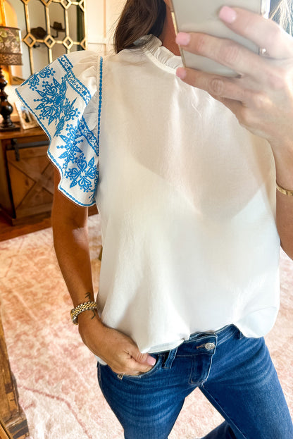 Chemisier blanc brodé à manches volantées et col volanté