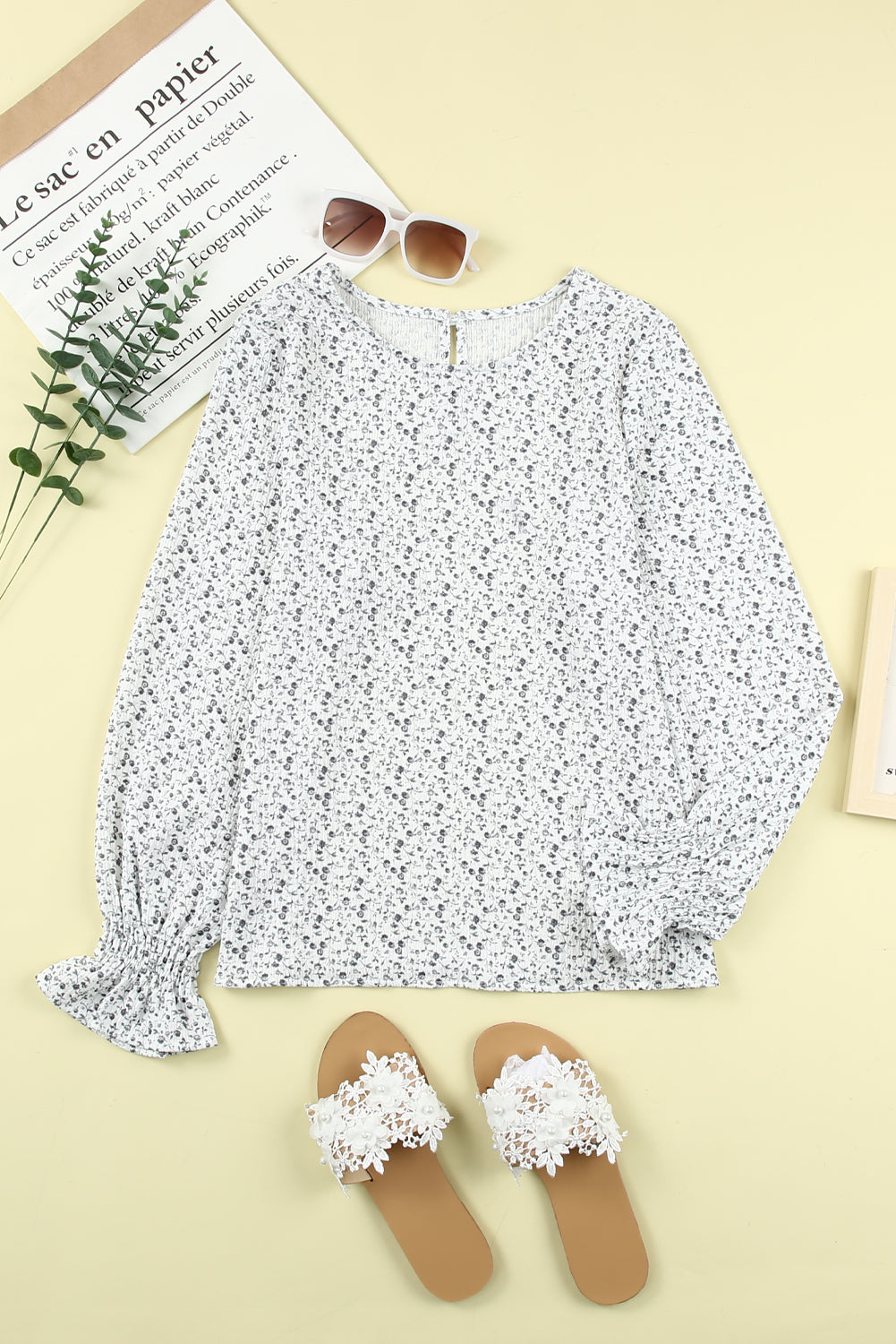 Blusa con mangas de burbuja con volantes arrugados y estampado floral negro 