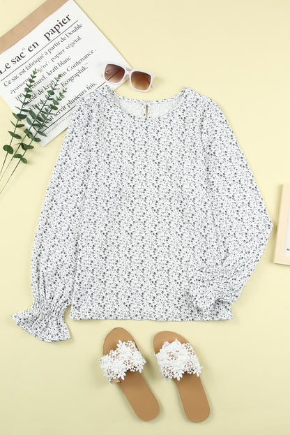 Blusa con mangas de burbuja con volantes arrugados y estampado floral negro 