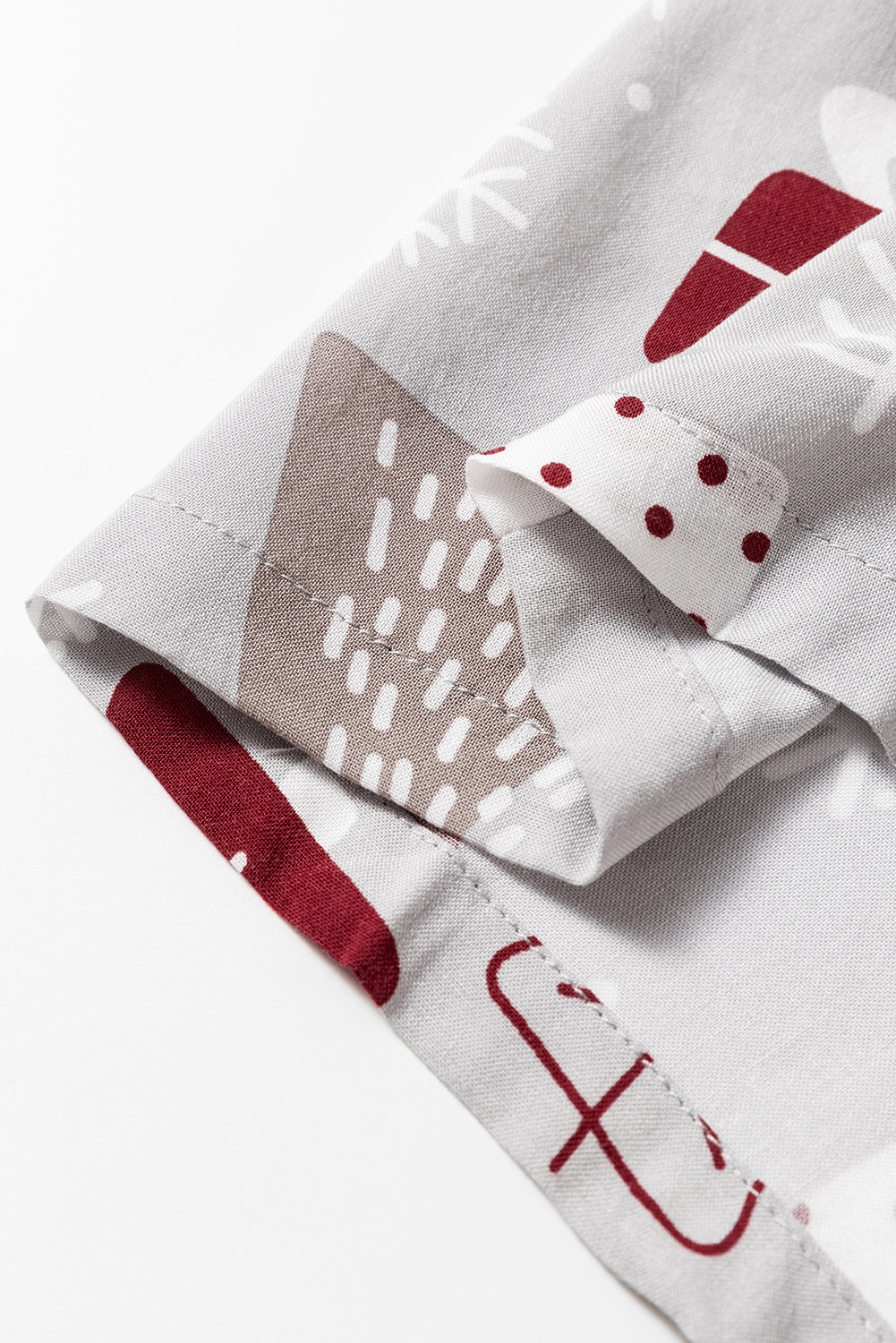 Ensemble pyjama gris clair avec chemise et pantalon imprimés de Noël