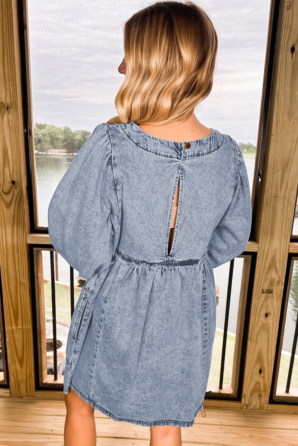 Robe courte ample en jean bleu clair délavé à taille haute