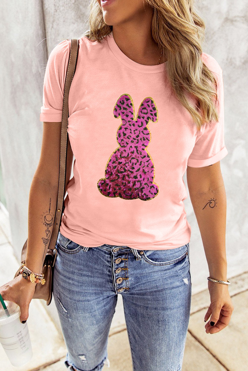 T-shirt graphique de Pâques à paillettes roses et motif lapin léopard